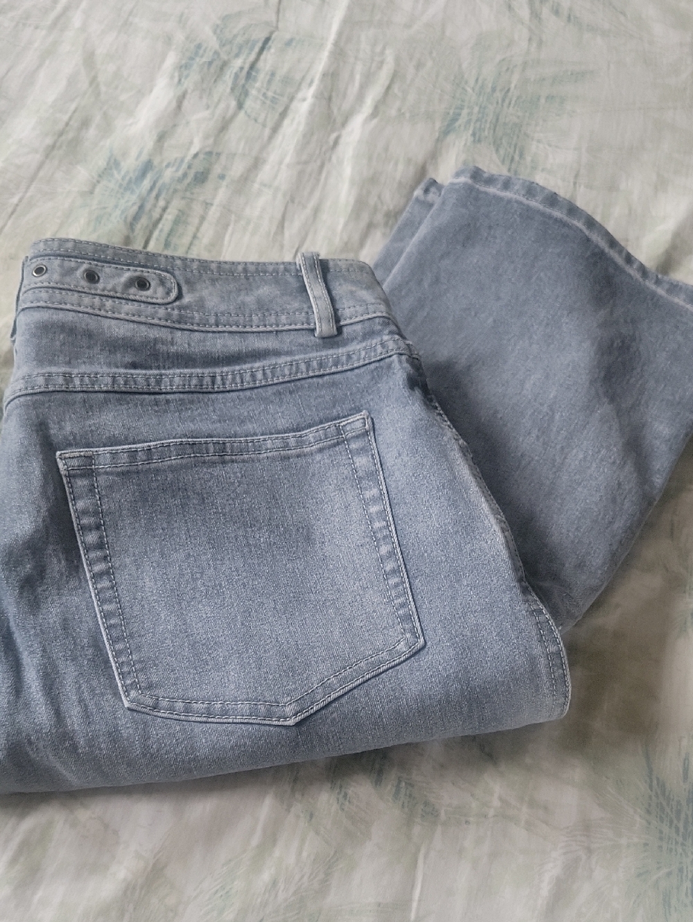 Ellie Tahari Women’s Light Blue Denim Boot Leg Jeans 6